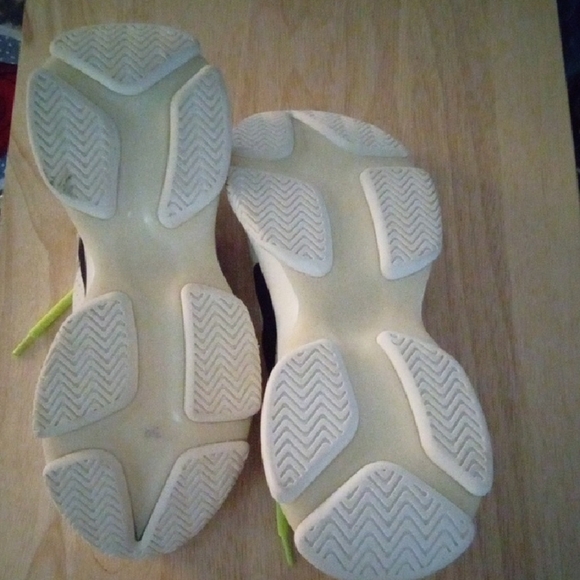 Steve Madden Kids Sneakers with Neon Accents - Picture 3 of 10